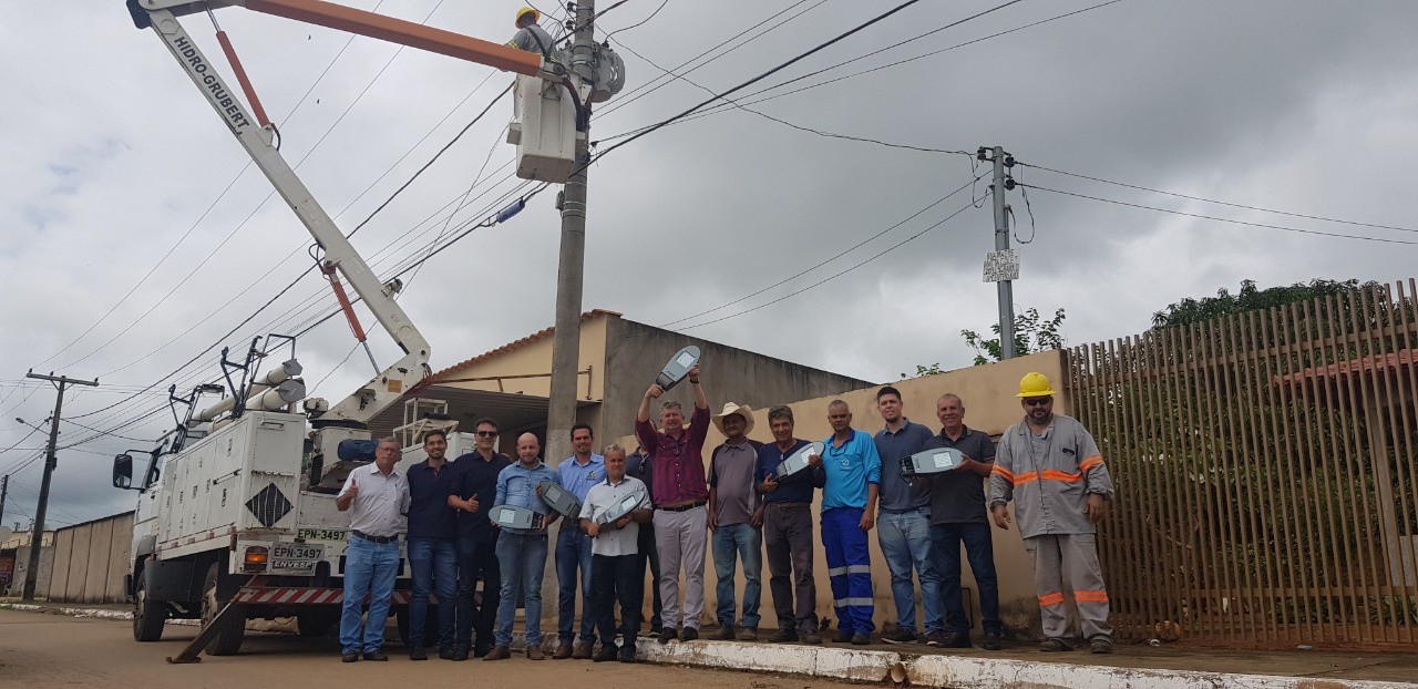 Equipe CSN em obra de iluminação pública — São Francisco de Goiás